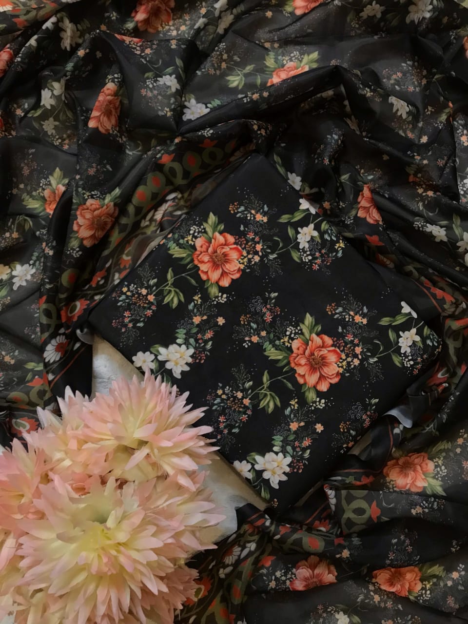 3 pcs digital printed Swiss lawn| silk dupatta |Three Pieces |Suit